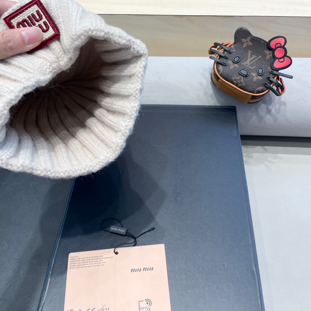 MIUMIU缪缪2024早秋简约针织毛线帽毛绒材质非常百搭