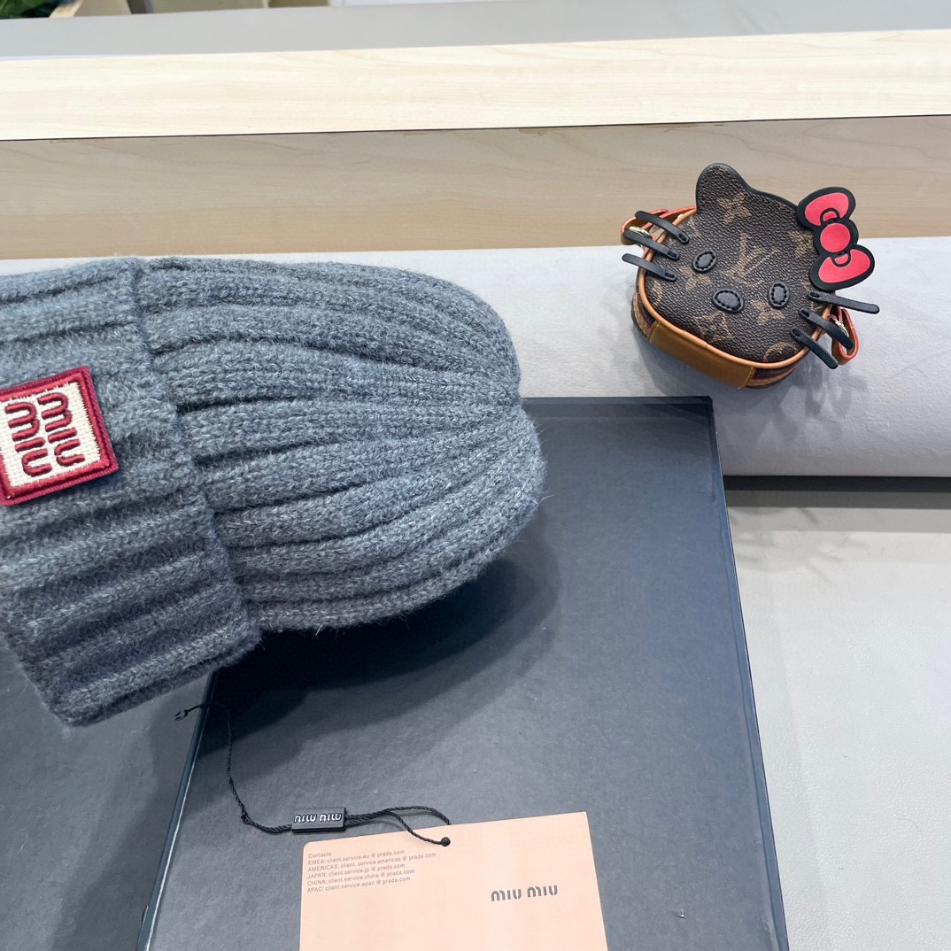 MIUMIU缪缪2024早秋简约针织毛线帽毛绒材质非常百搭