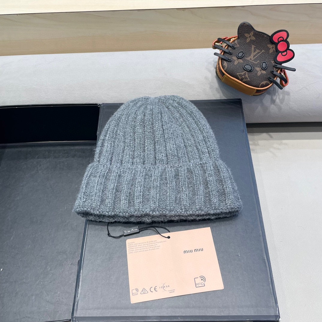 MIUMIU缪缪2024早秋简约针织毛线帽毛绒材质非常百搭