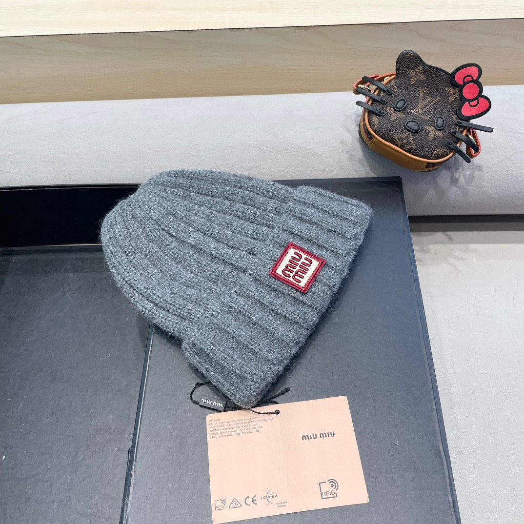 MIUMIU缪缪2024早秋简约针织毛线帽毛绒材质非常百搭