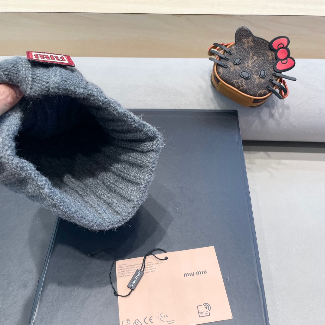 MIUMIU缪缪2024早秋简约针织毛线帽毛绒材质非常百搭