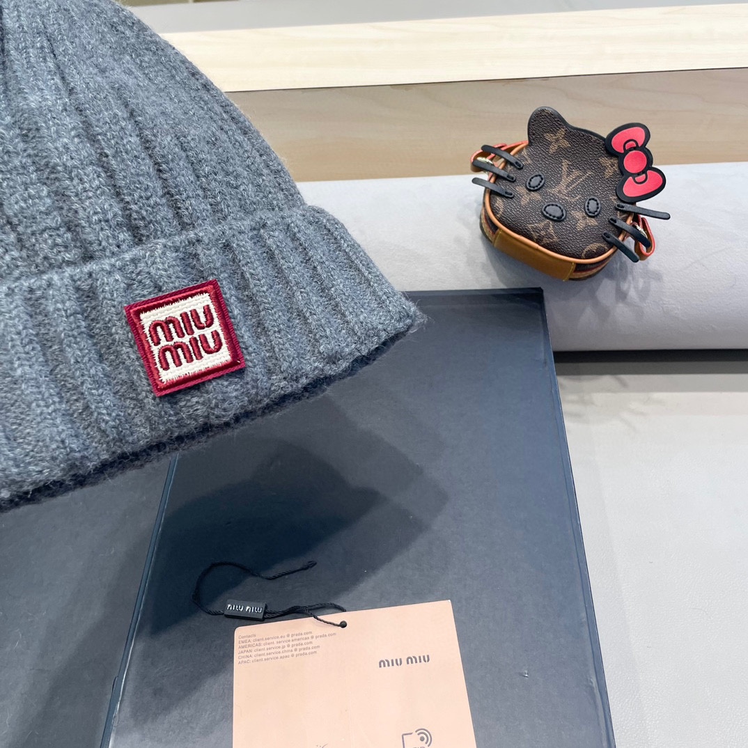 MIUMIU缪缪2024早秋简约针织毛线帽毛绒材质非常百搭