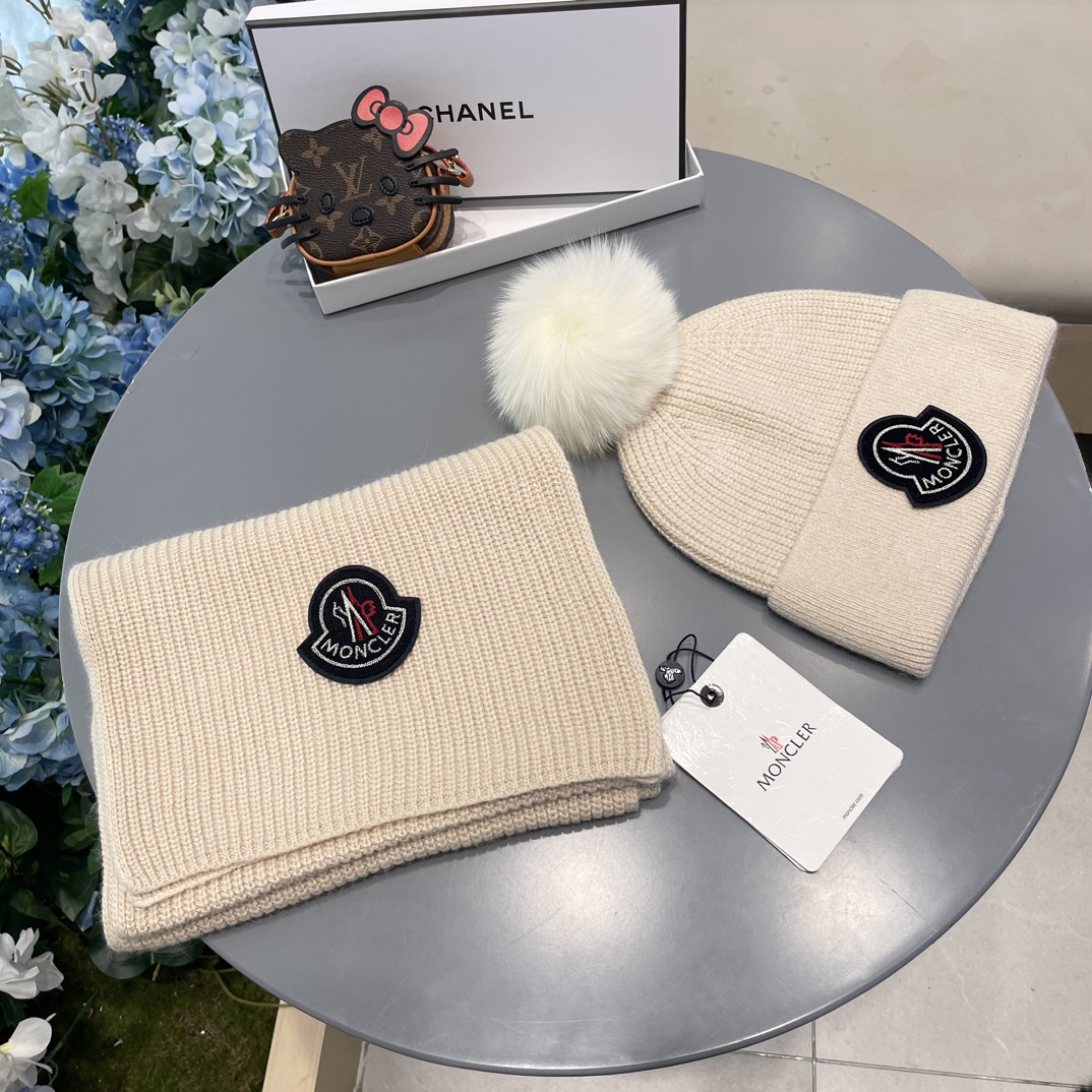 蒙口。 【羊毛套装帽子】经典套装帽子！帽子➕围巾！70%羊毛➕30%兔毛。暖暖哒超级舒服～冬日小姐姐减龄