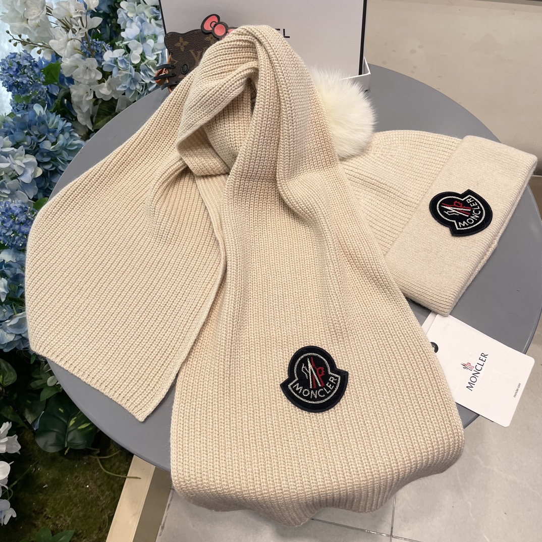 蒙口。 【羊毛套装帽子】经典套装帽子！帽子➕围巾！70%羊毛➕30%兔毛。暖暖哒超级舒服～冬日小姐姐减龄