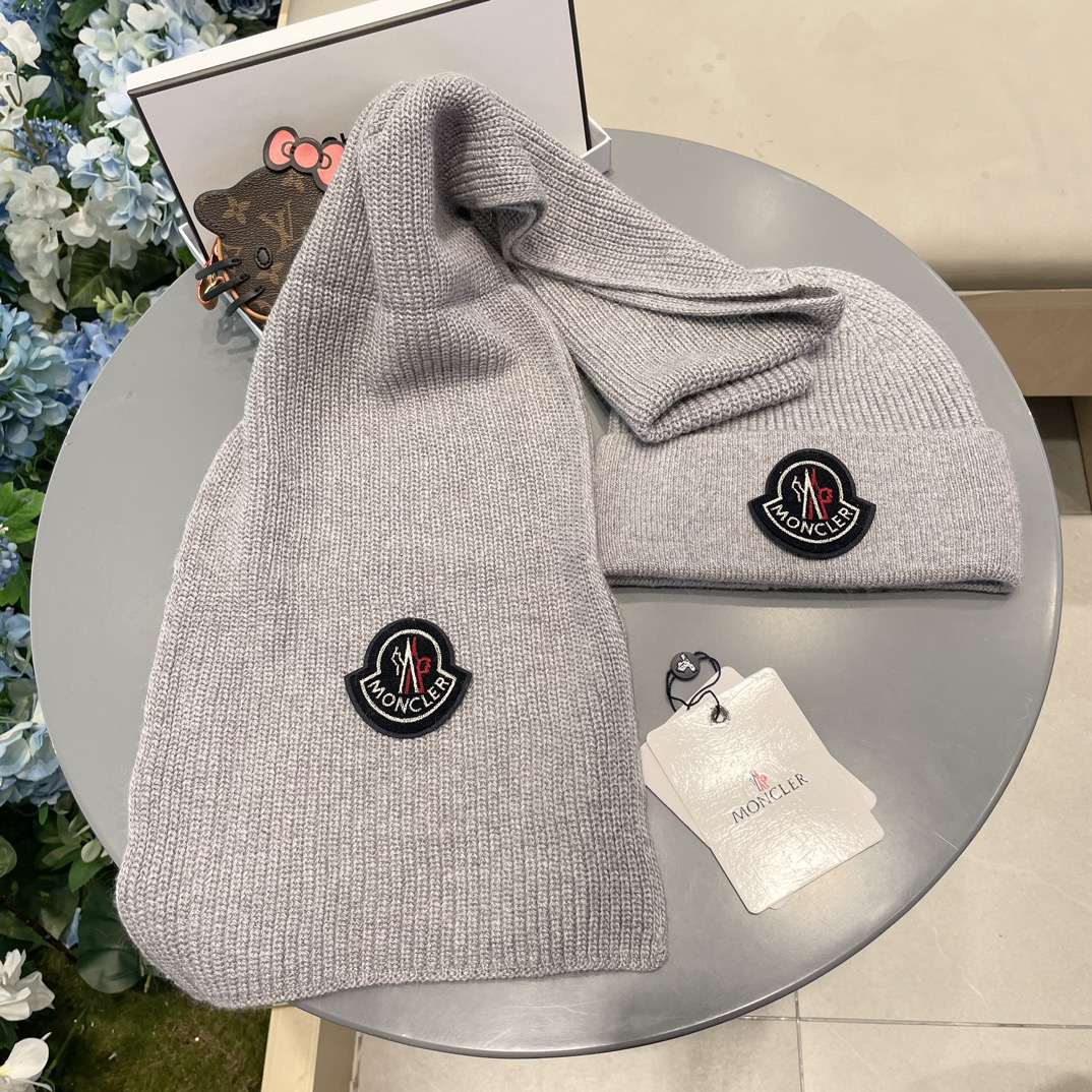 蒙口。 【羊毛套装帽子】经典套装帽子！帽子➕围巾！70%羊毛➕30%兔毛。暖暖哒超级舒服～冬日小姐姐减龄