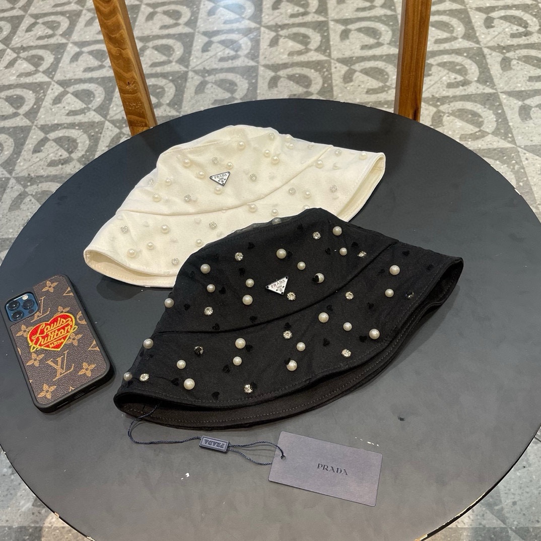 PRADA普拉达小众珍珠水钻渔夫帽子女轻奢平顶短檐显脸小春夏街头日系盆帽
