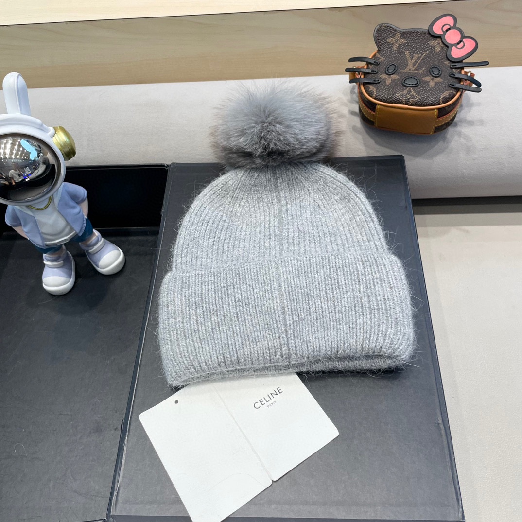  CELINE塞琳带球针织毛线帽！小姐姐的冬日最爱～随便搭配什么衣服都好看！又减龄又显可爱的一款～颜色很