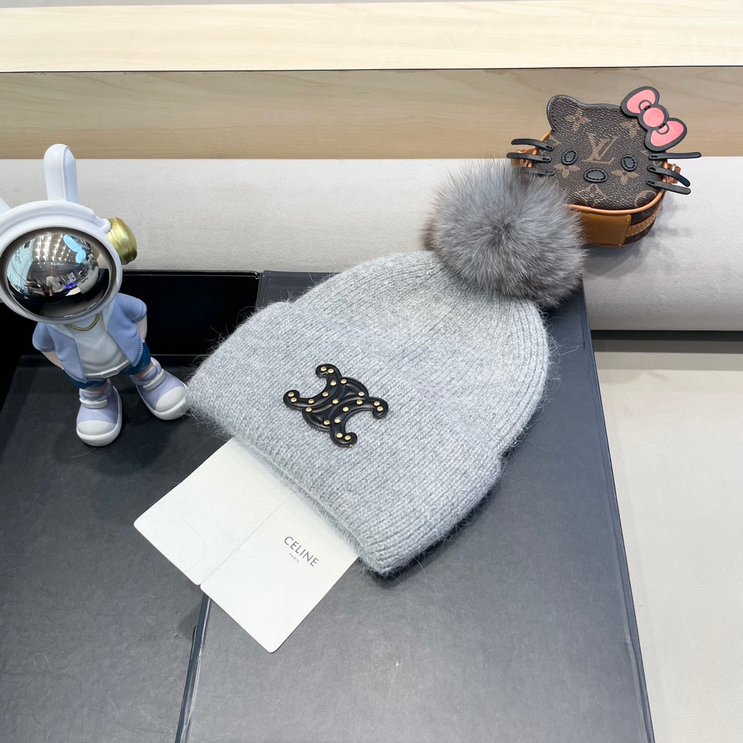  CELINE塞琳带球针织毛线帽！小姐姐的冬日最爱～随便搭配什么衣服都好看！又减龄又显可爱的一款～颜色很