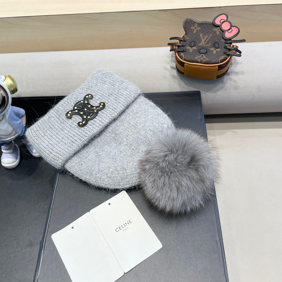  CELINE塞琳带球针织毛线帽！小姐姐的冬日最爱～随便搭配什么衣服都好看！又减龄又显可爱的一款～颜色很