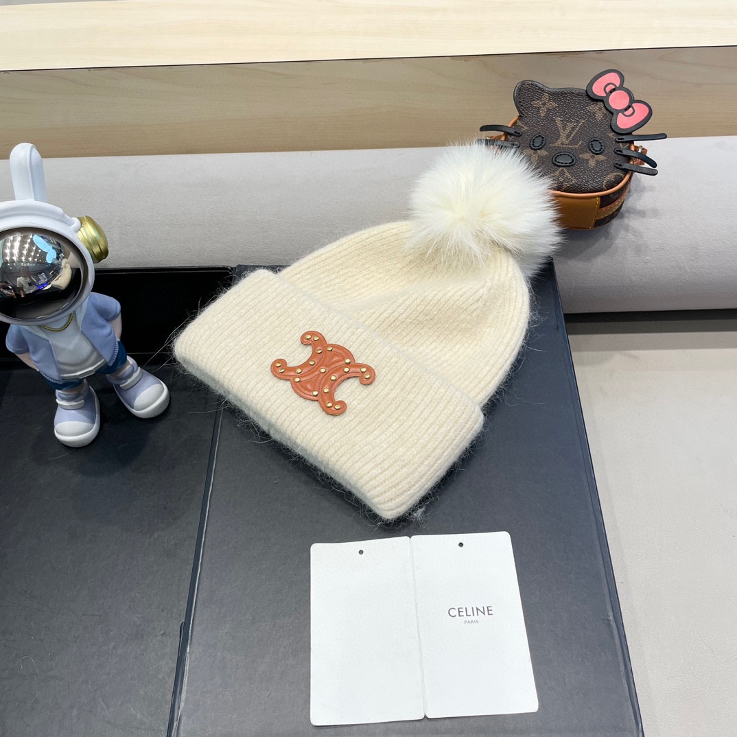  CELINE塞琳带球针织毛线帽！小姐姐的冬日最爱～随便搭配什么衣服都好看！又减龄又显可爱的一款～颜色很
