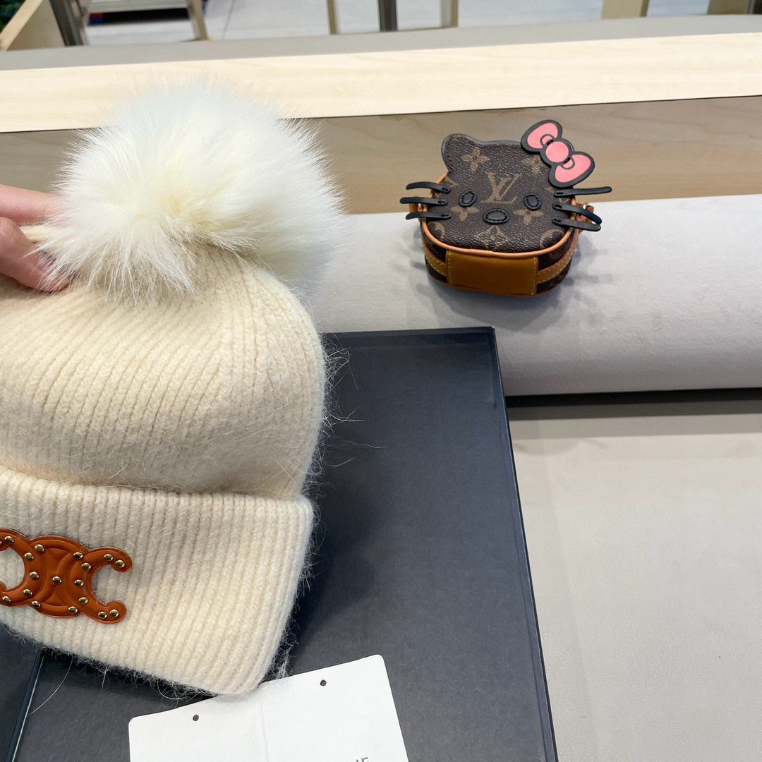  CELINE塞琳带球针织毛线帽！小姐姐的冬日最爱～随便搭配什么衣服都好看！又减龄又显可爱的一款～颜色很