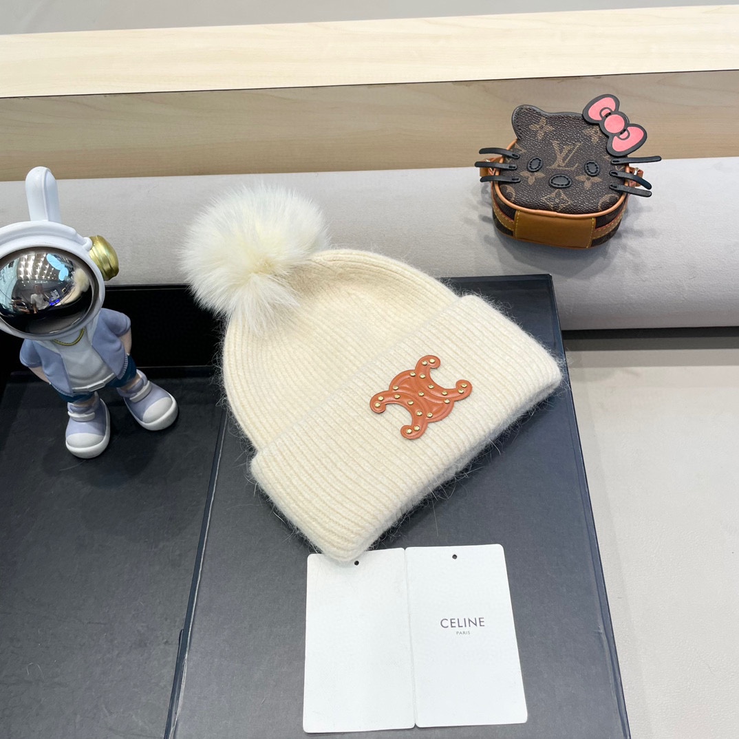  CELINE塞琳带球针织毛线帽！小姐姐的冬日最爱～随便搭配什么衣服都好看！又减龄又显可爱的一款～颜色很