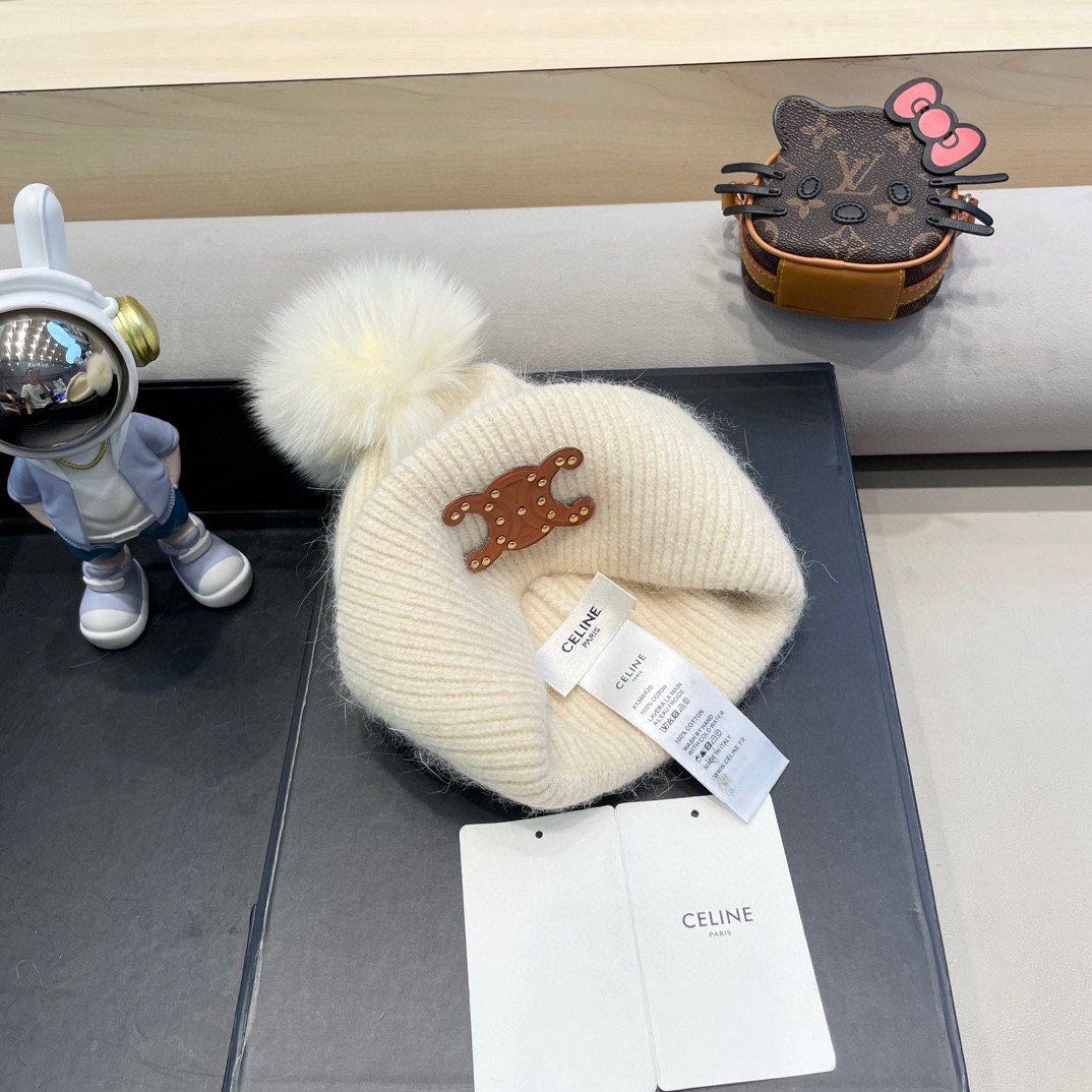  CELINE塞琳带球针织毛线帽！小姐姐的冬日最爱～随便搭配什么衣服都好看！又减龄又显可爱的一款～颜色很