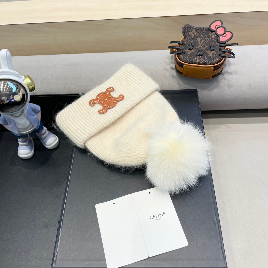  CELINE塞琳带球针织毛线帽！小姐姐的冬日最爱～随便搭配什么衣服都好看！又减龄又显可爱的一款～颜色很