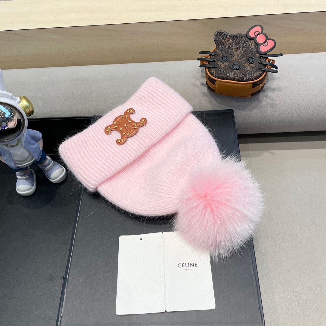  CELINE塞琳带球针织毛线帽！小姐姐的冬日最爱～随便搭配什么衣服都好看！又减龄又显可爱的一款～颜色很