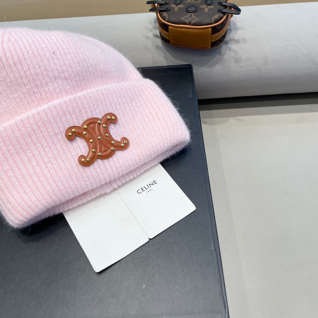  CELINE塞琳带球针织毛线帽！小姐姐的冬日最爱～随便搭配什么衣服都好看！又减龄又显可爱的一款～颜色很