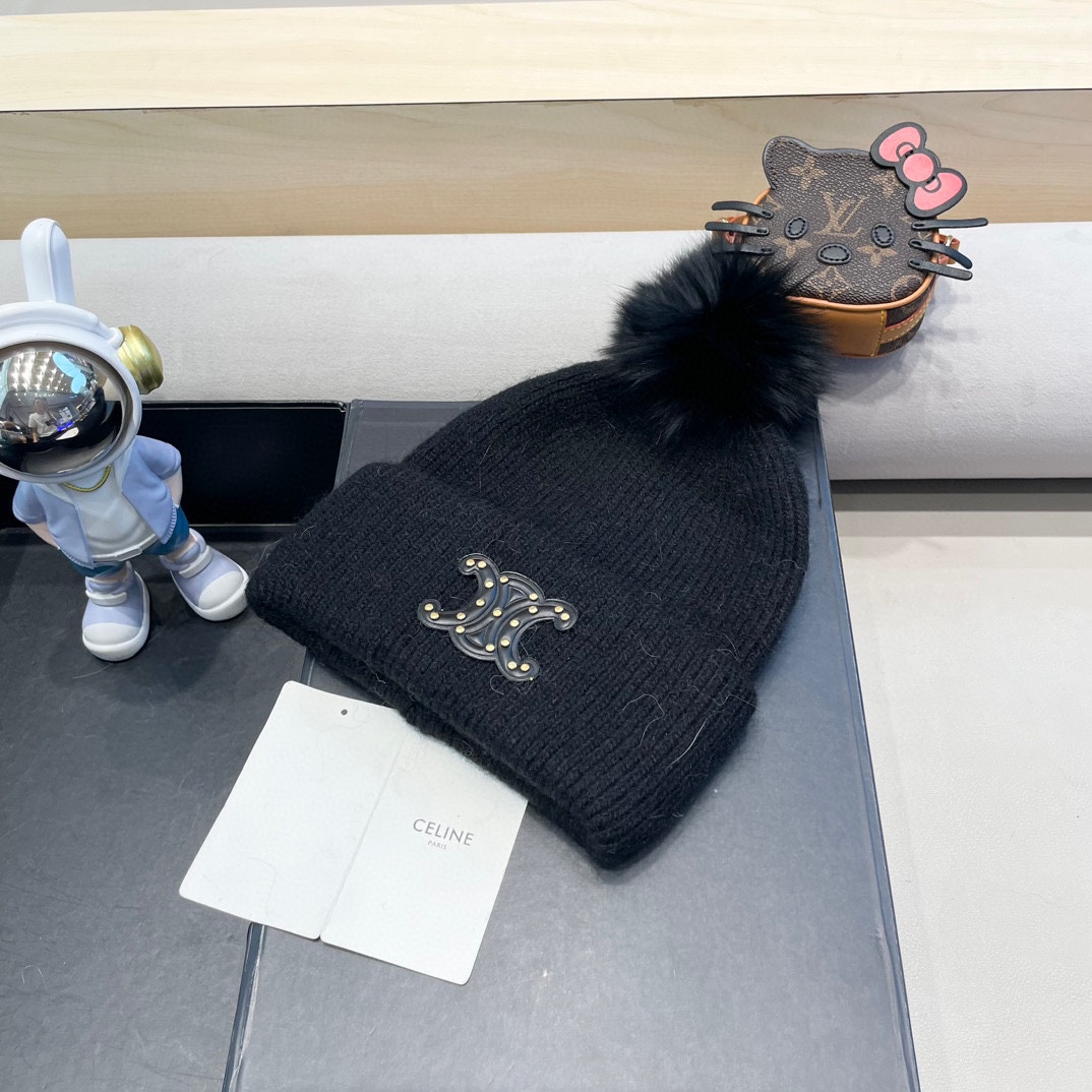  CELINE塞琳带球针织毛线帽！小姐姐的冬日最爱～随便搭配什么衣服都好看！又减龄又显可爱的一款～颜色很