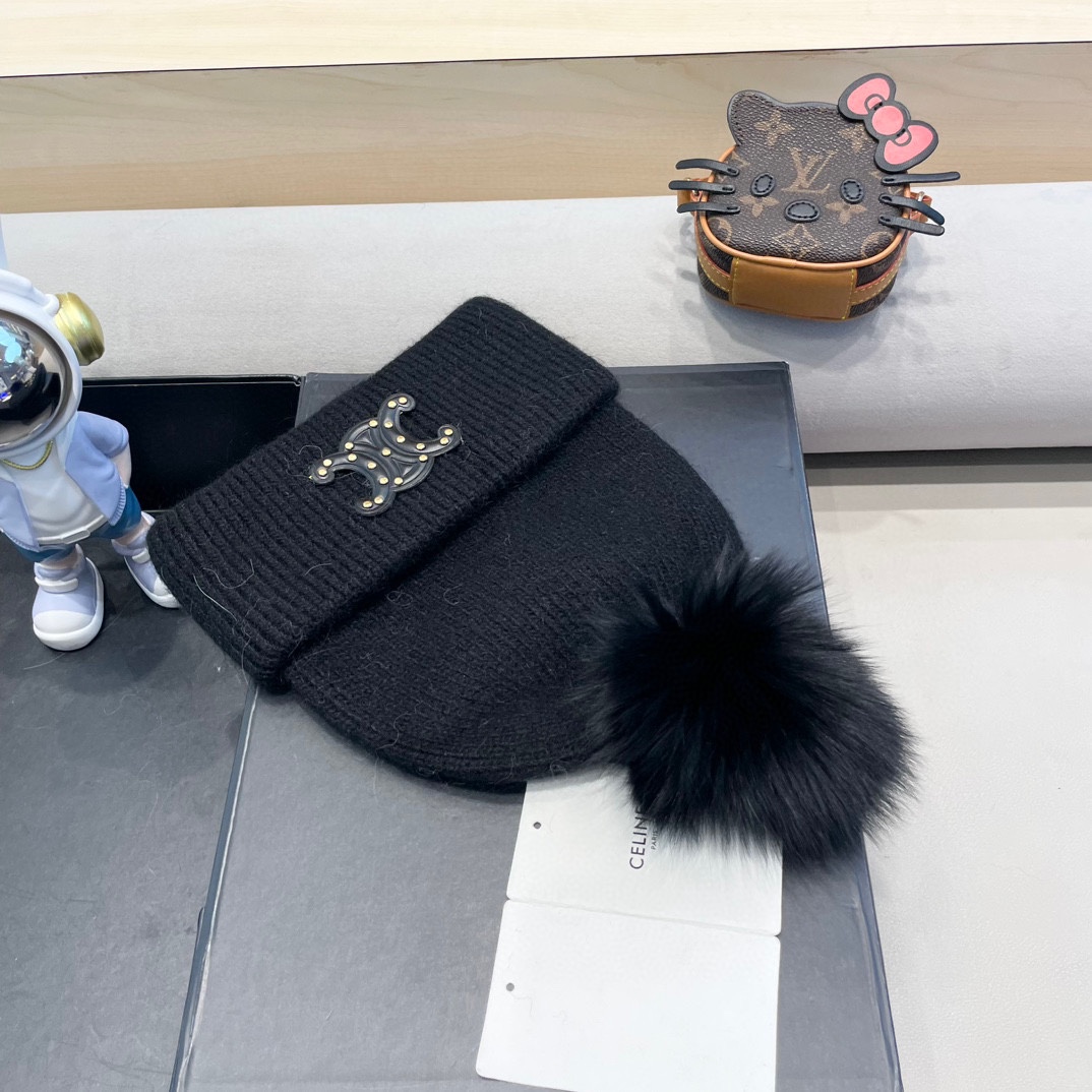  CELINE塞琳带球针织毛线帽！小姐姐的冬日最爱～随便搭配什么衣服都好看！又减龄又显可爱的一款～颜色很