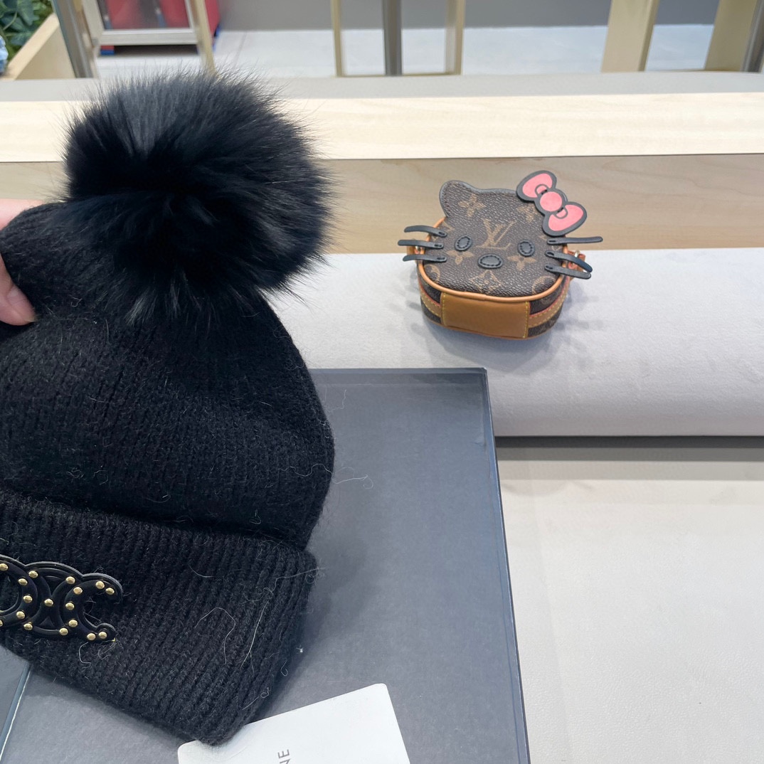  CELINE塞琳带球针织毛线帽！小姐姐的冬日最爱～随便搭配什么衣服都好看！又减龄又显可爱的一款～颜色很