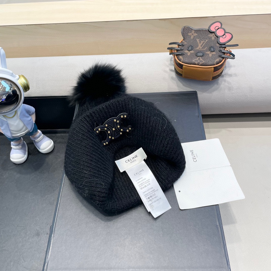  CELINE塞琳带球针织毛线帽！小姐姐的冬日最爱～随便搭配什么衣服都好看！又减龄又显可爱的一款～颜色很