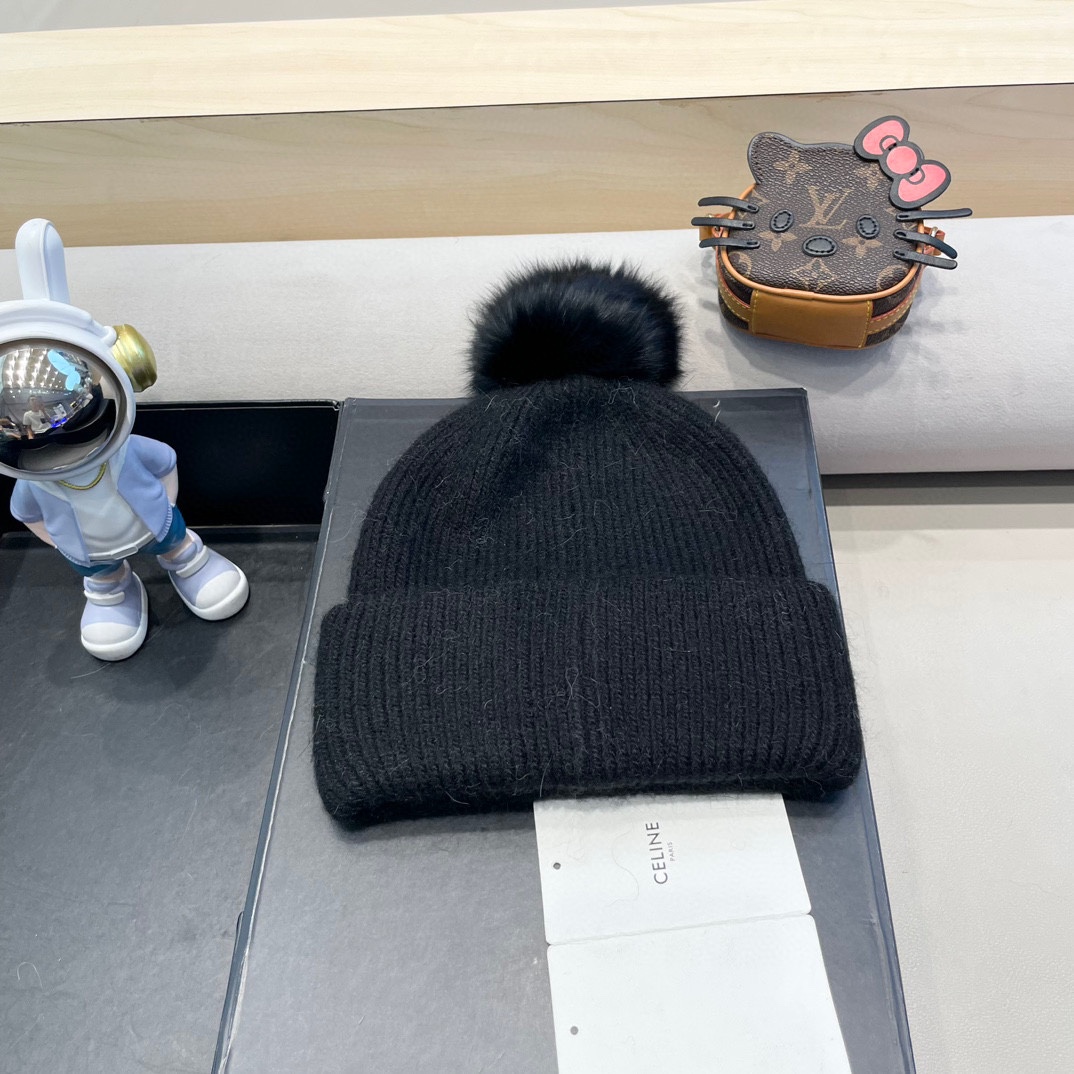  CELINE塞琳带球针织毛线帽！小姐姐的冬日最爱～随便搭配什么衣服都好看！又减龄又显可爱的一款～颜色很