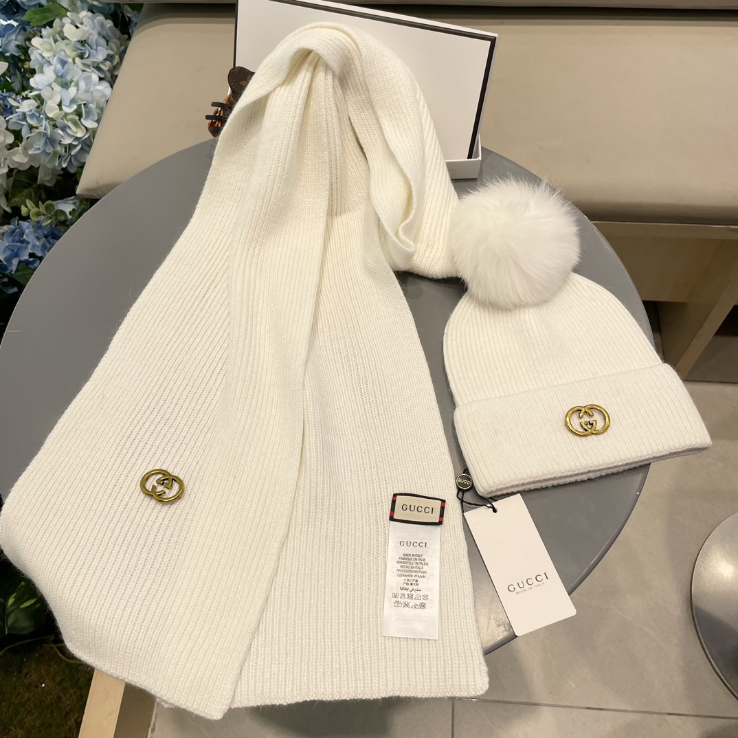 古奇GUCCI经典套装帽子配狐狸毛球！帽子➕围巾！羊绒兔绒品质！暖暖哒超级舒服～这个冬天你就差这么一套套