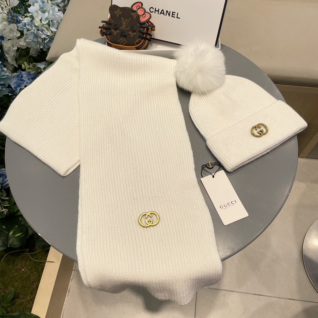 古奇GUCCI经典套装帽子配狐狸毛球！帽子➕围巾！羊绒兔绒品质！暖暖哒超级舒服～这个冬天你就差这么一套套