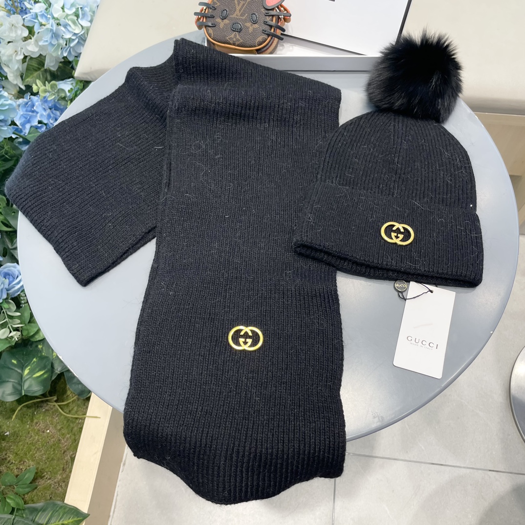 古奇GUCCI经典套装帽子配狐狸毛球！帽子➕围巾！羊绒兔绒品质！暖暖哒超级舒服～这个冬天你就差这么一套套