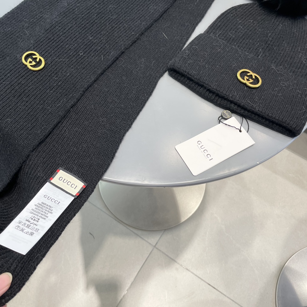 古奇GUCCI经典套装帽子配狐狸毛球！帽子➕围巾！羊绒兔绒品质！暖暖哒超级舒服～这个冬天你就差这么一套套