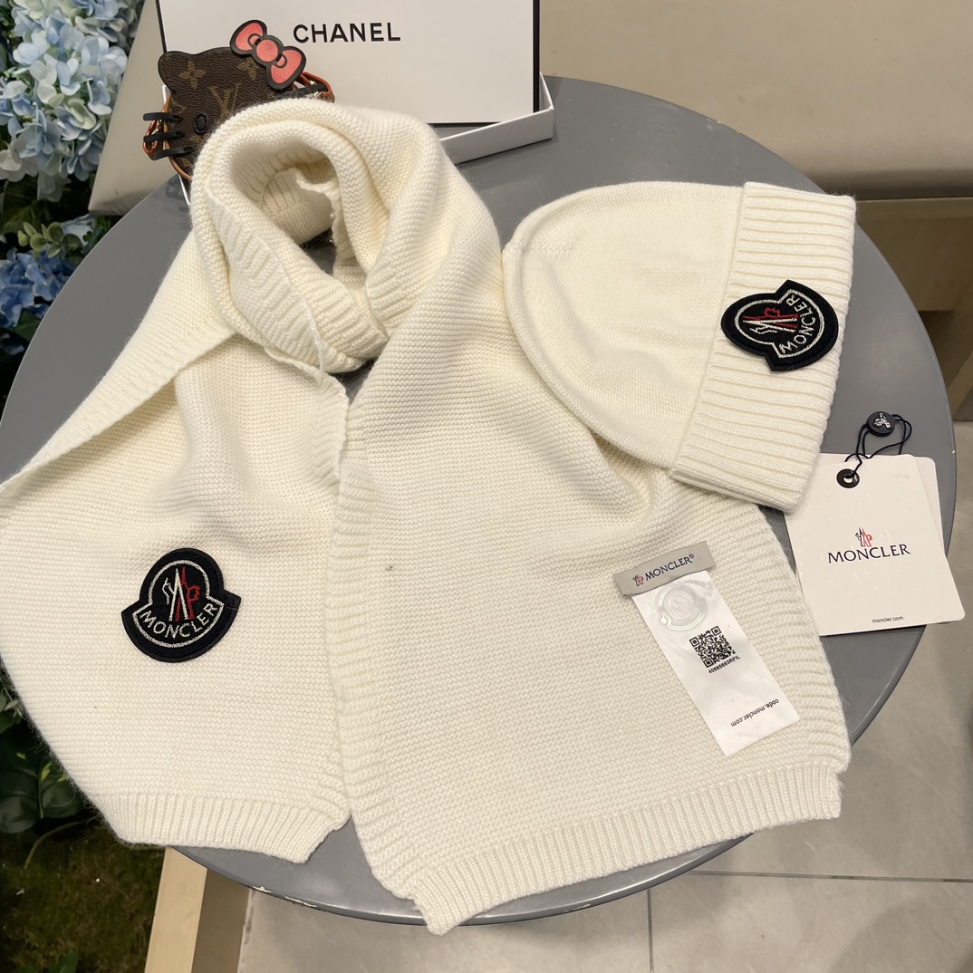 蒙口。 【羊毛套装帽子】经典套装帽子！帽子➕围巾！70%羊毛➕30%兔毛。暖暖哒超级舒服～冬日小姐姐减龄