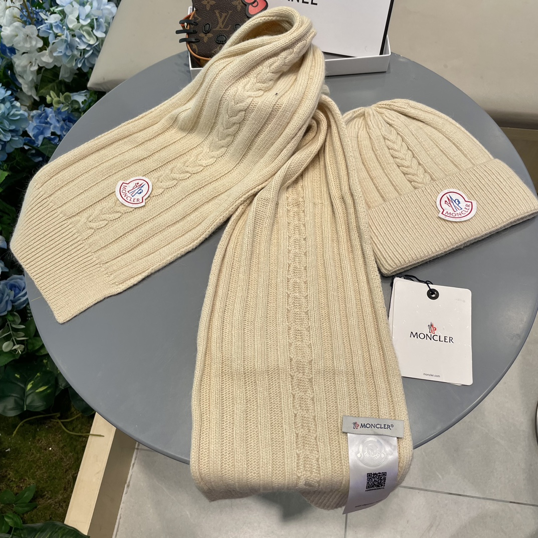 蒙口。 【羊毛套装帽子】经典套装帽子！帽子➕围巾！70%羊毛➕30%兔毛。暖暖哒超级舒服～冬日小姐姐减龄