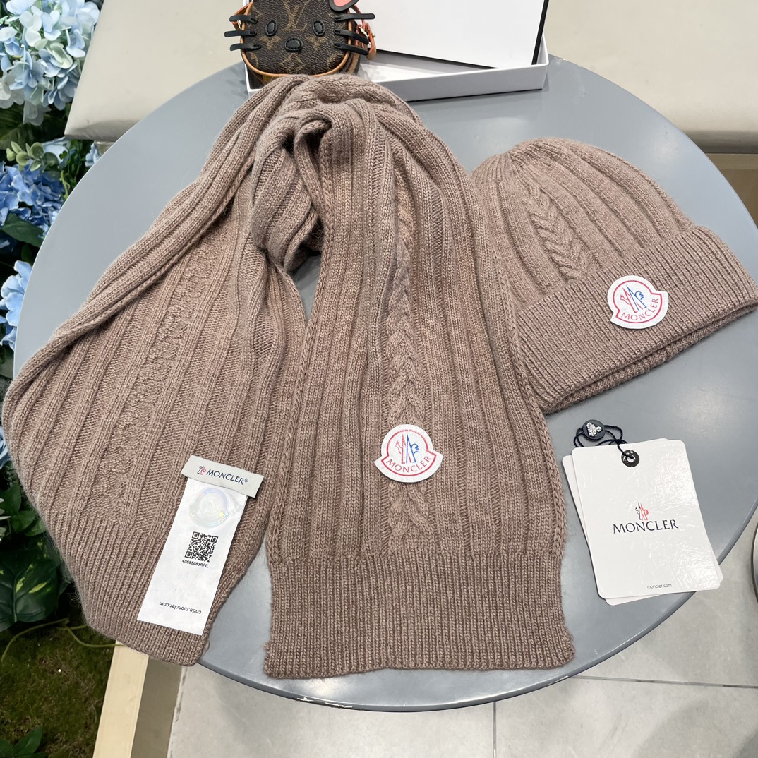 蒙口。 【羊毛套装帽子】经典套装帽子！帽子➕围巾！70%羊毛➕30%兔毛。暖暖哒超级舒服～冬日小姐姐减龄