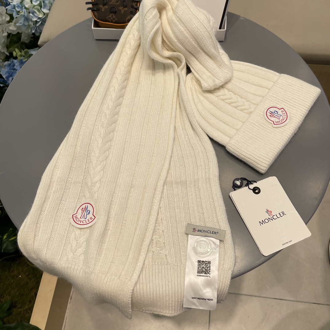 蒙口。 【羊毛套装帽子】经典套装帽子！帽子➕围巾！70%羊毛➕30%兔毛。暖暖哒超级舒服～冬日小姐姐减龄