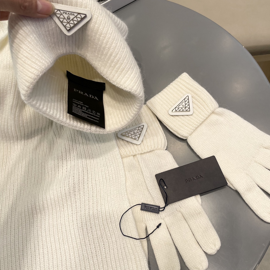 普拉达三件套🎀Prada。【羊毛套装帽子】经典套装帽子！帽子➕围巾➕手套🧤暖暖哒超级舒服～冬日小姐姐减龄