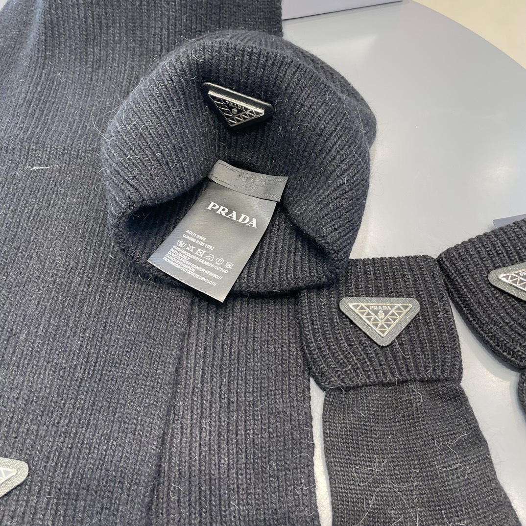 普拉达三件套🎀Prada。【羊毛套装帽子】经典套装帽子！帽子➕围巾➕手套🧤暖暖哒超级舒服～冬日小姐姐减龄