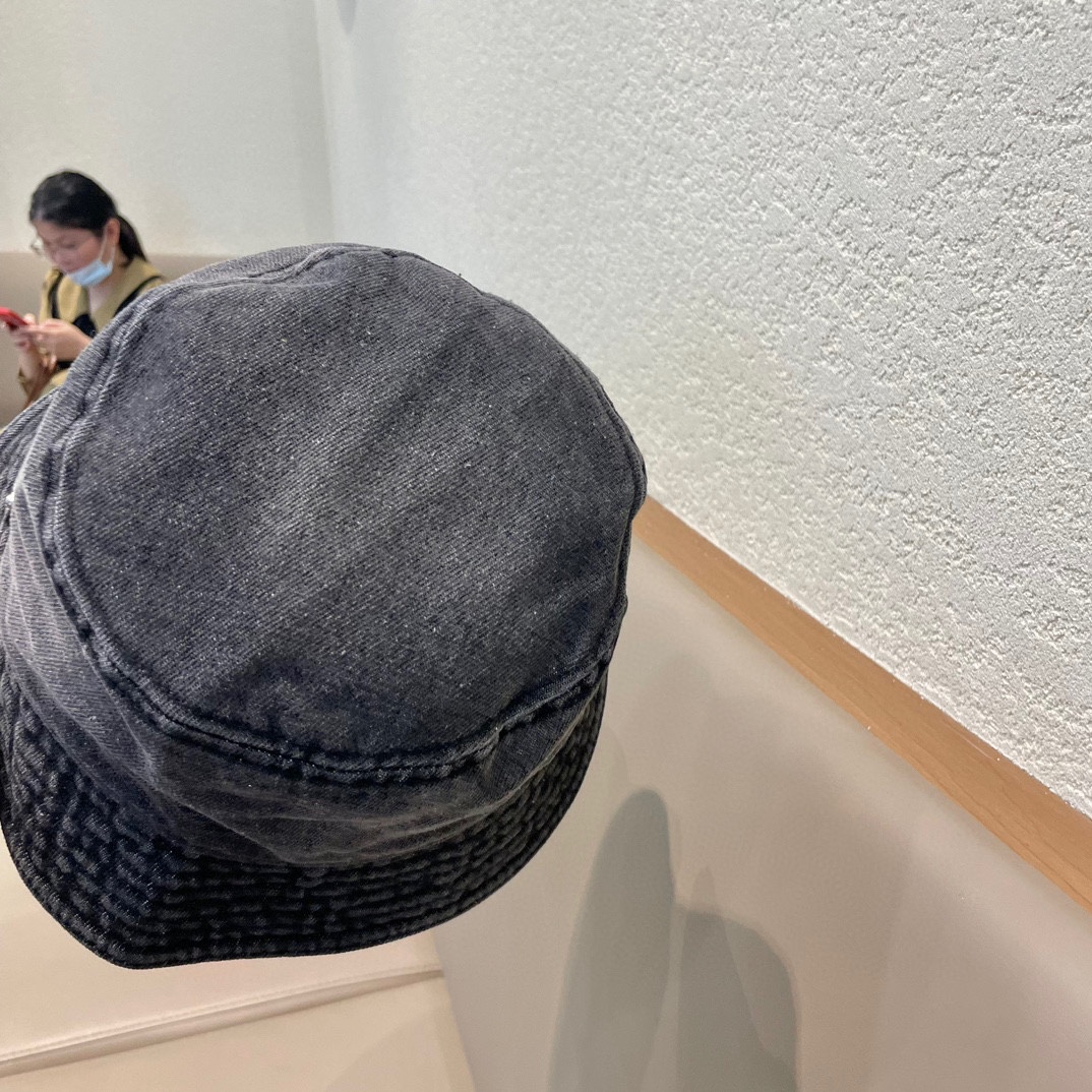  Pr@da 普拉达牛仔布三角渔夫帽
洗水牛仔色，秀场同款，面料柔软舒适
百搭休闲款，闭眼入！