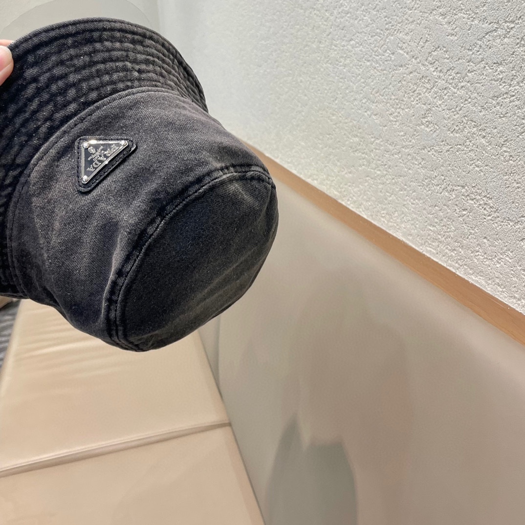  Pr@da 普拉达牛仔布三角渔夫帽
洗水牛仔色，秀场同款，面料柔软舒适
百搭休闲款，闭眼入！