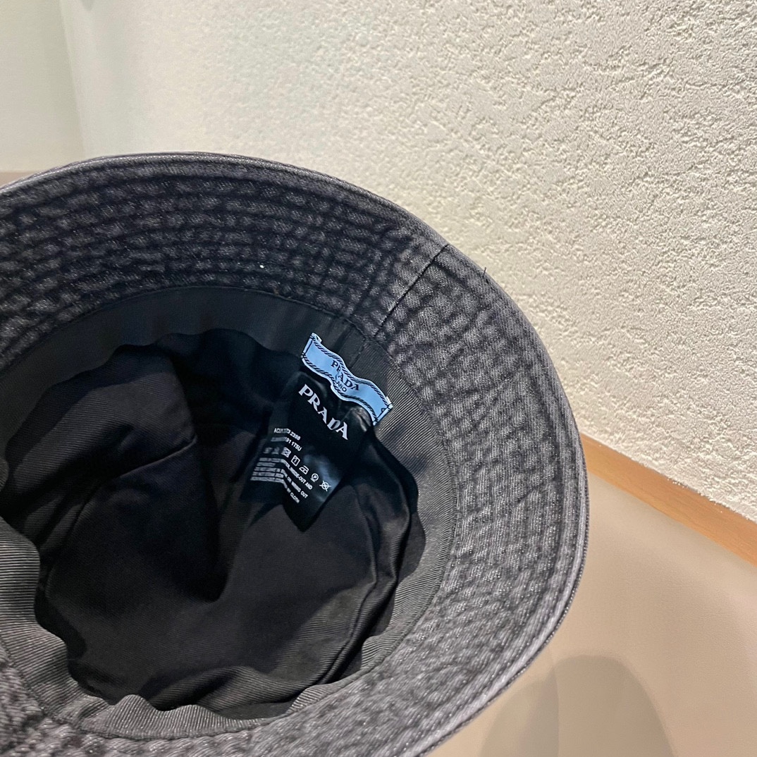  Pr@da 普拉达牛仔布三角渔夫帽
洗水牛仔色，秀场同款，面料柔软舒适
百搭休闲款，闭眼入！