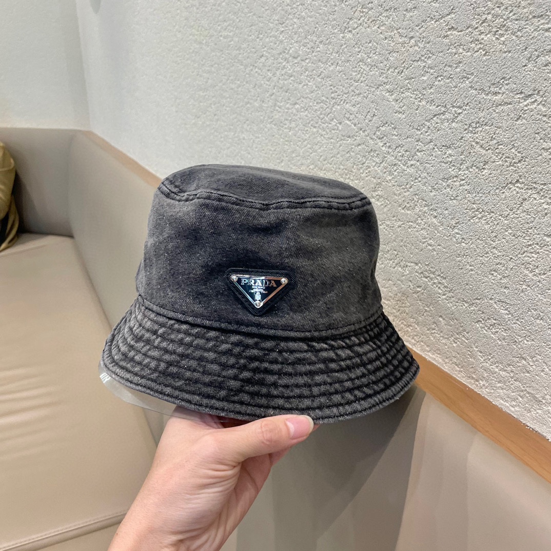  Pr@da 普拉达牛仔布三角渔夫帽
洗水牛仔色，秀场同款，面料柔软舒适
百搭休闲款，闭眼入！