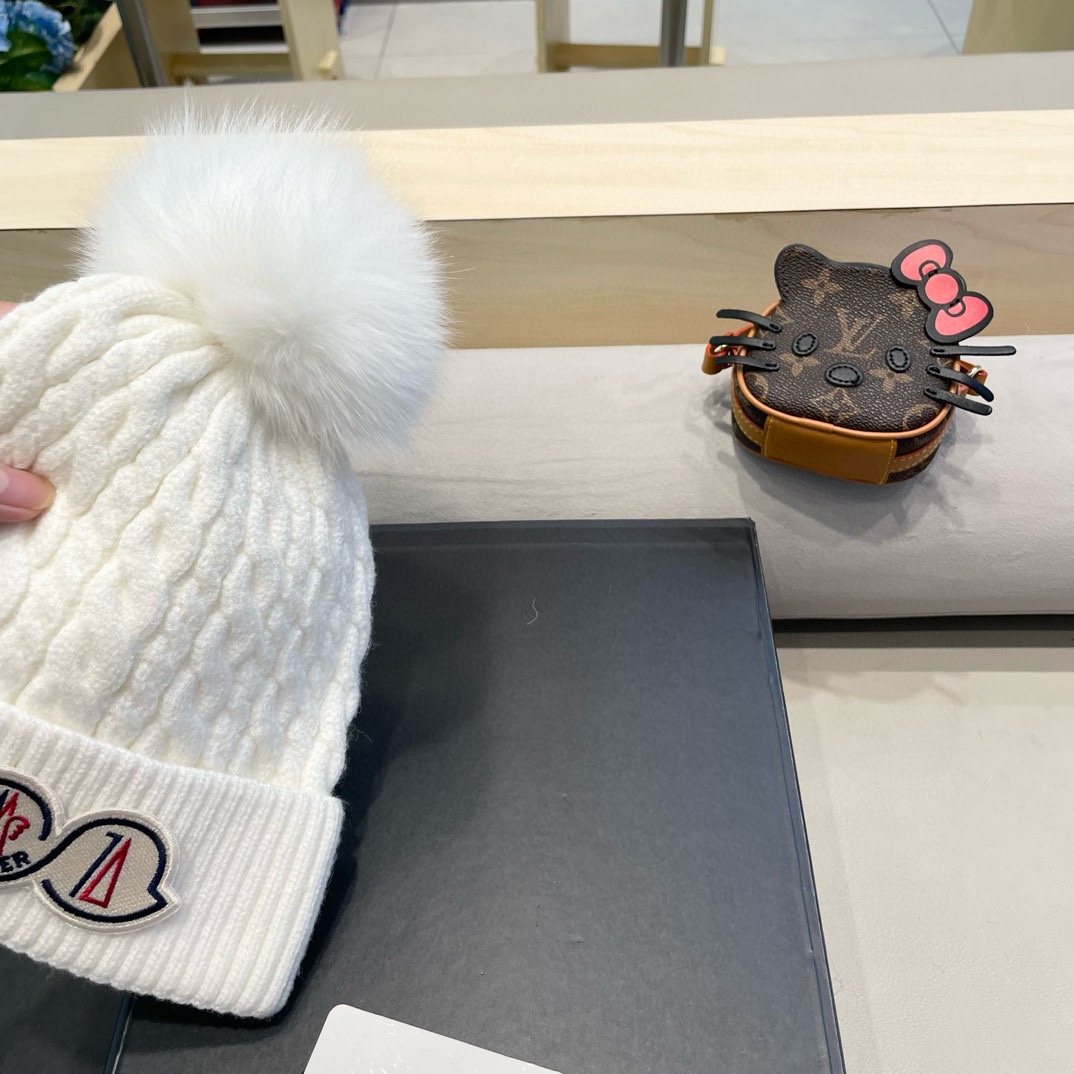 蒙口MONCLER高品质狐狸毛球针织兔羊毛毛线帽超经典不过时的一款秋冬冷帽懂货的小姐姐必入款帽型质量市场