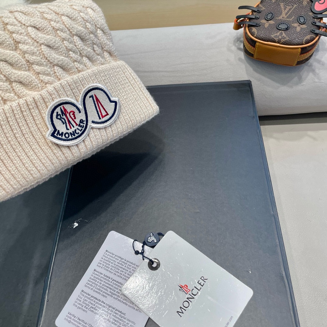 蒙口MONCLER高品质狐狸毛球针织兔羊毛毛线帽超经典不过时的一款秋冬冷帽懂货的小姐姐必入款帽型质量市场