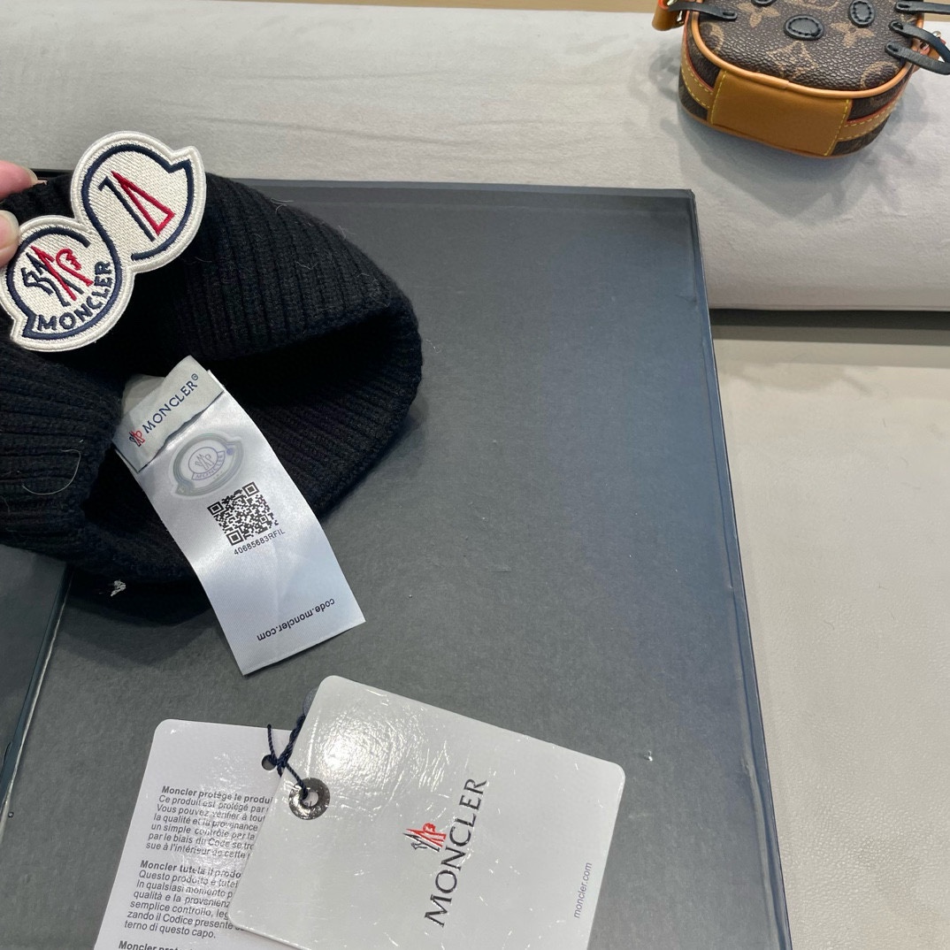 蒙口MONCLER高品质狐狸毛球针织兔羊毛毛线帽超经典不过时的一款秋冬冷帽懂货的小姐姐必入款帽型质量市场