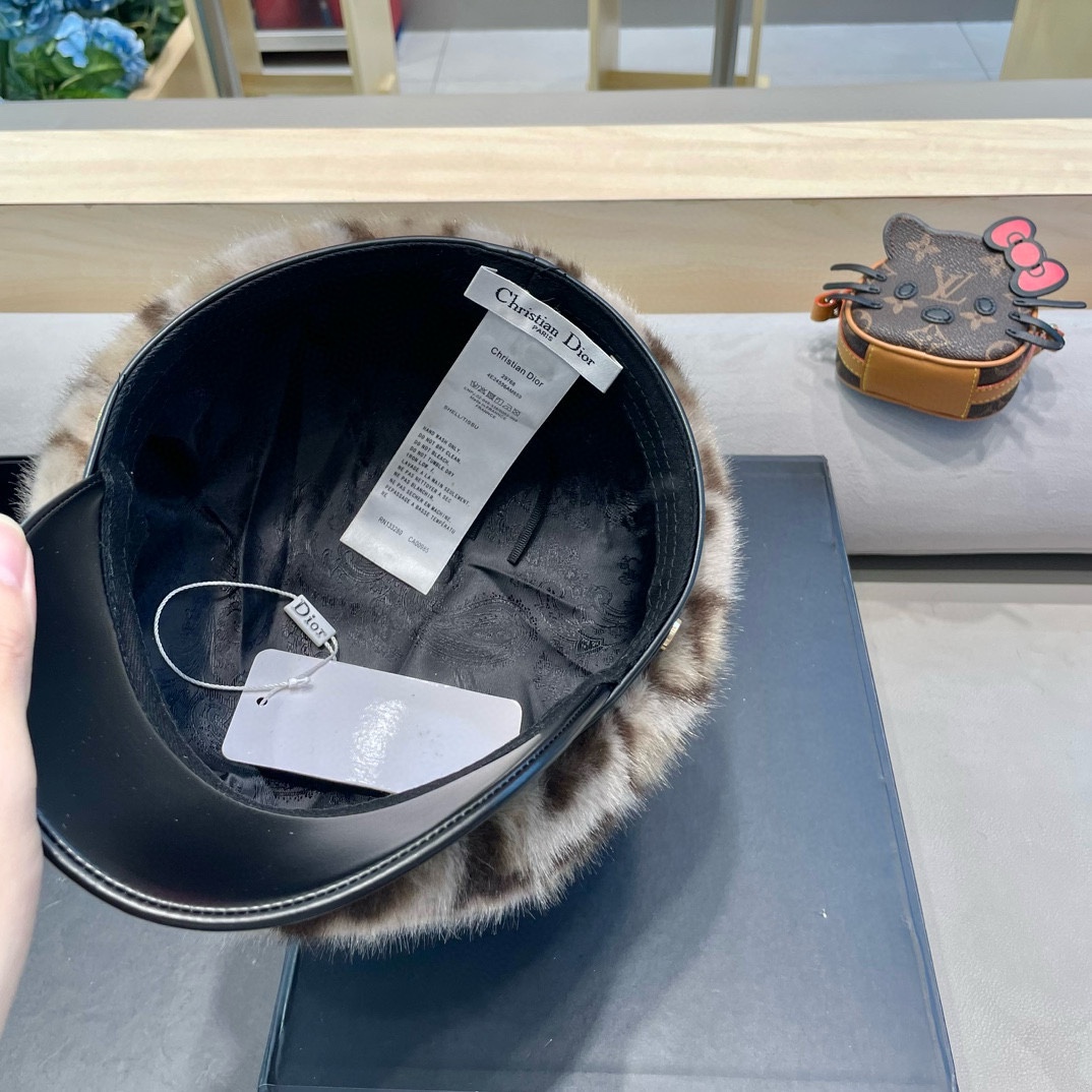DIOR迪奥水貂毛鸭舌帽女秋冬新款韩版时尚百搭皮草帽子保暖护耳显脸小帽子