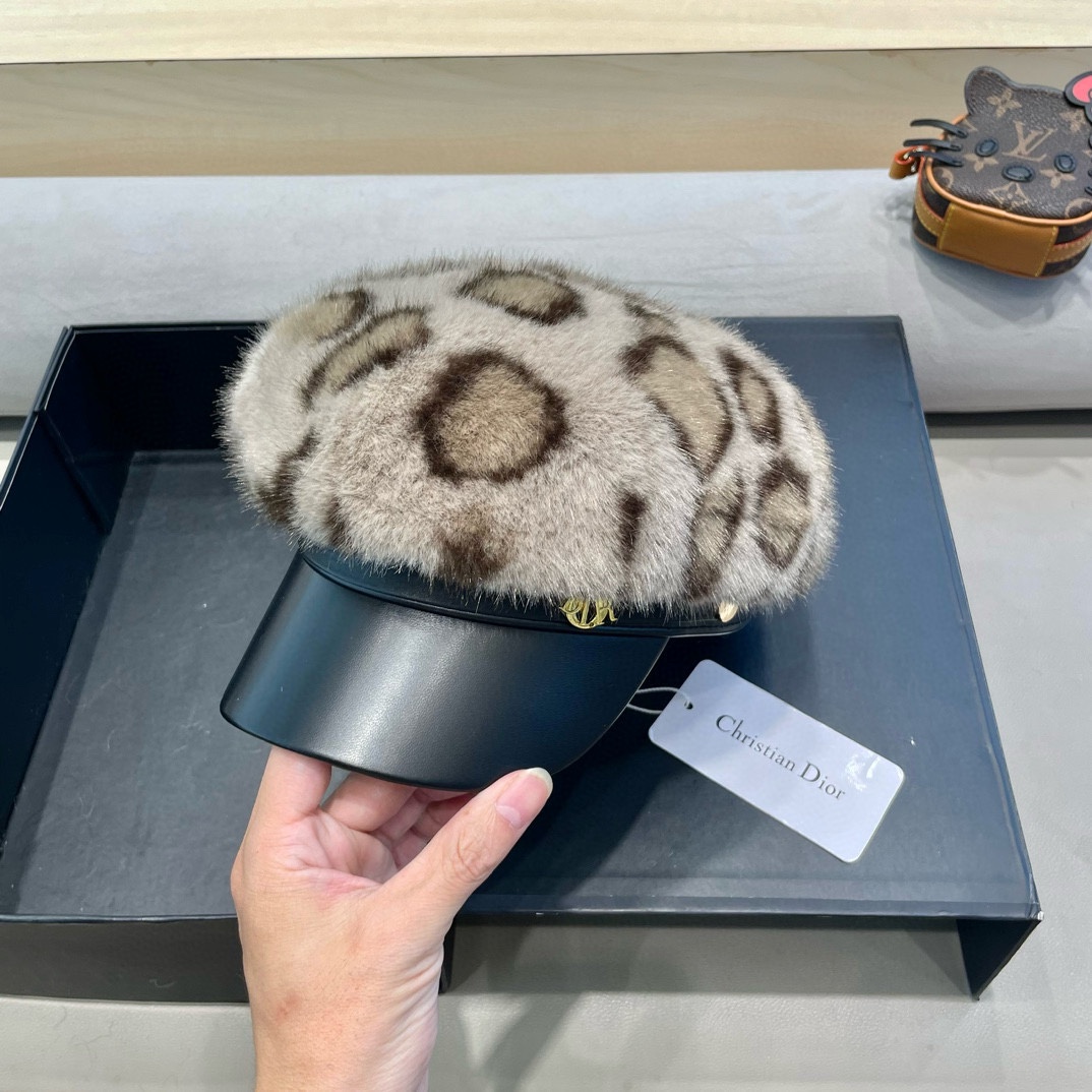 DIOR迪奥水貂毛鸭舌帽女秋冬新款韩版时尚百搭皮草帽子保暖护耳显脸小帽子