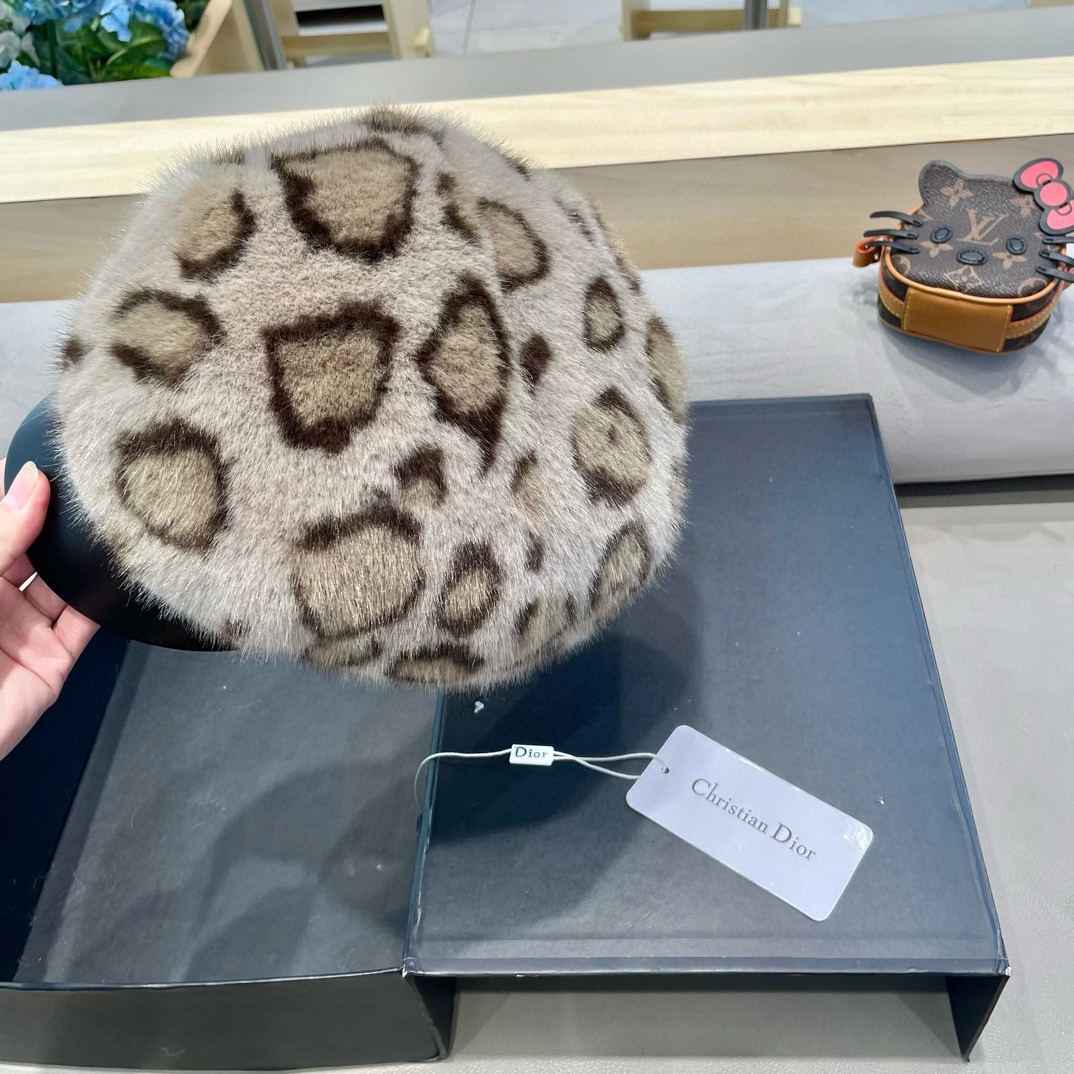 DIOR迪奥水貂毛鸭舌帽女秋冬新款韩版时尚百搭皮草帽子保暖护耳显脸小帽子