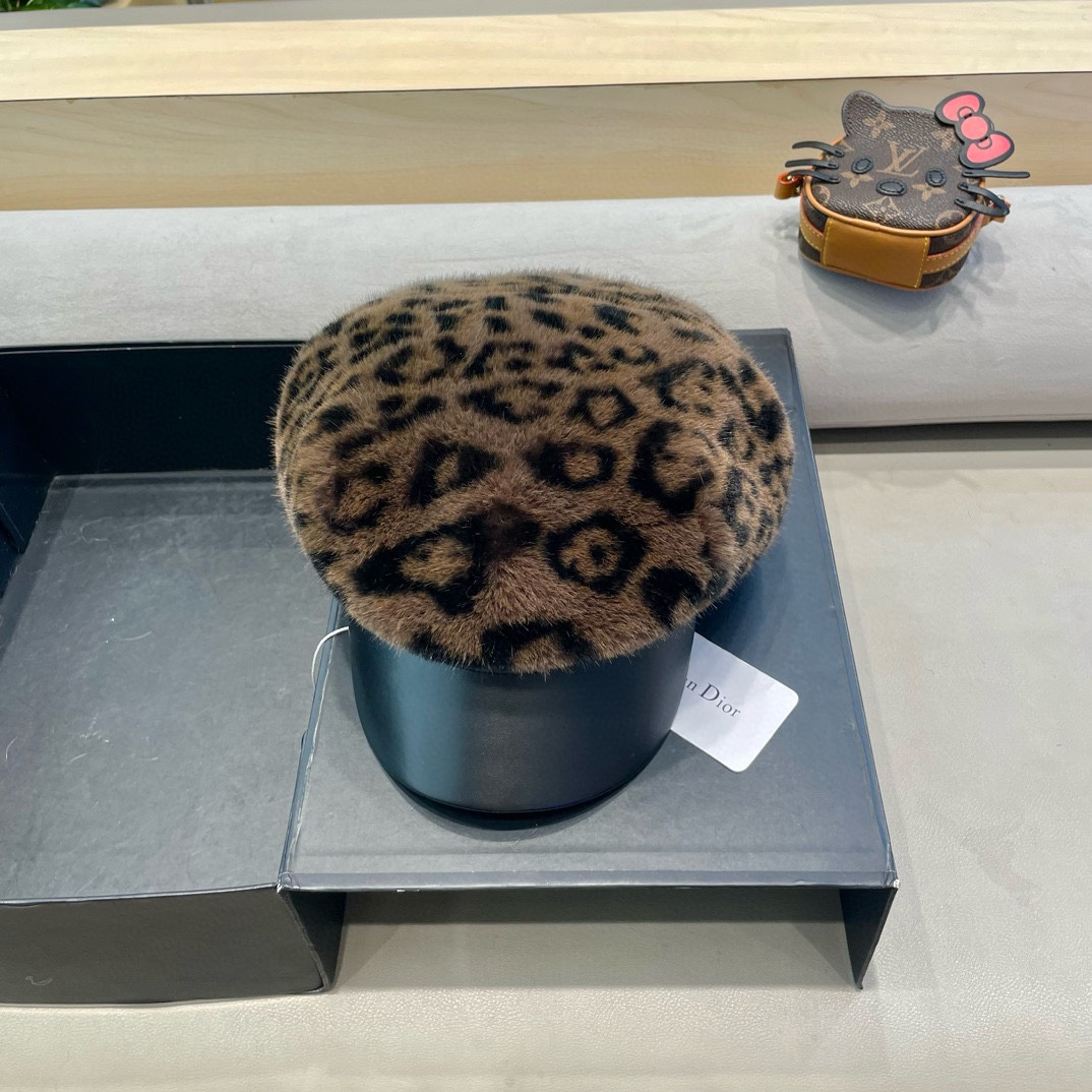 DIOR迪奥水貂毛鸭舌帽女秋冬新款韩版时尚百搭皮草帽子保暖护耳显脸小帽子