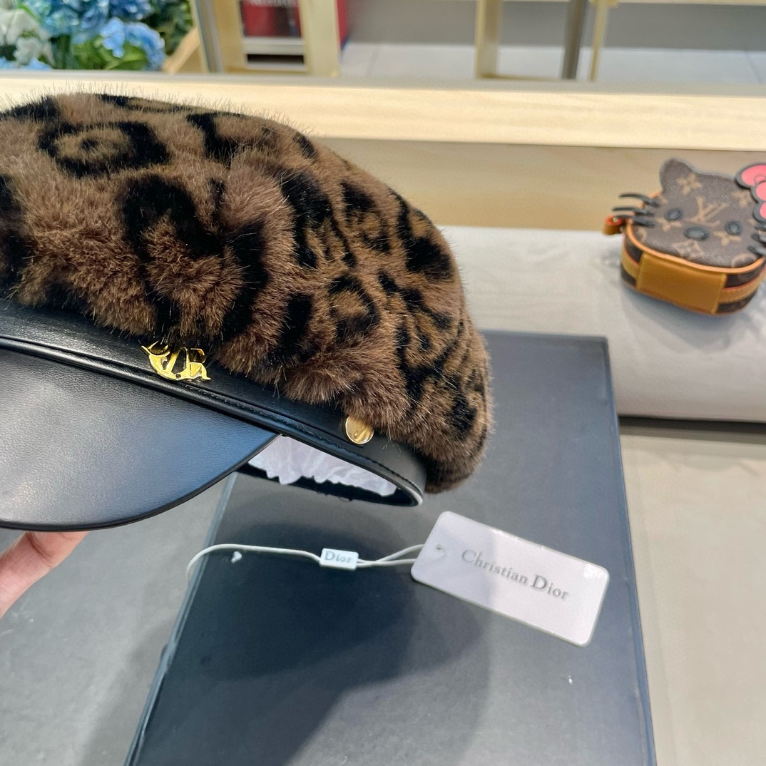 DIOR迪奥水貂毛鸭舌帽女秋冬新款韩版时尚百搭皮草帽子保暖护耳显脸小帽子