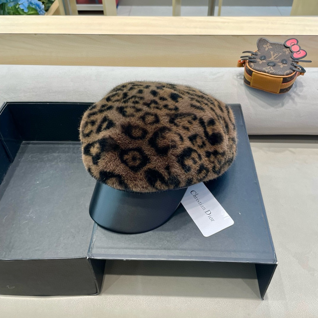 DIOR迪奥水貂毛鸭舌帽女秋冬新款韩版时尚百搭皮草帽子保暖护耳显脸小帽子