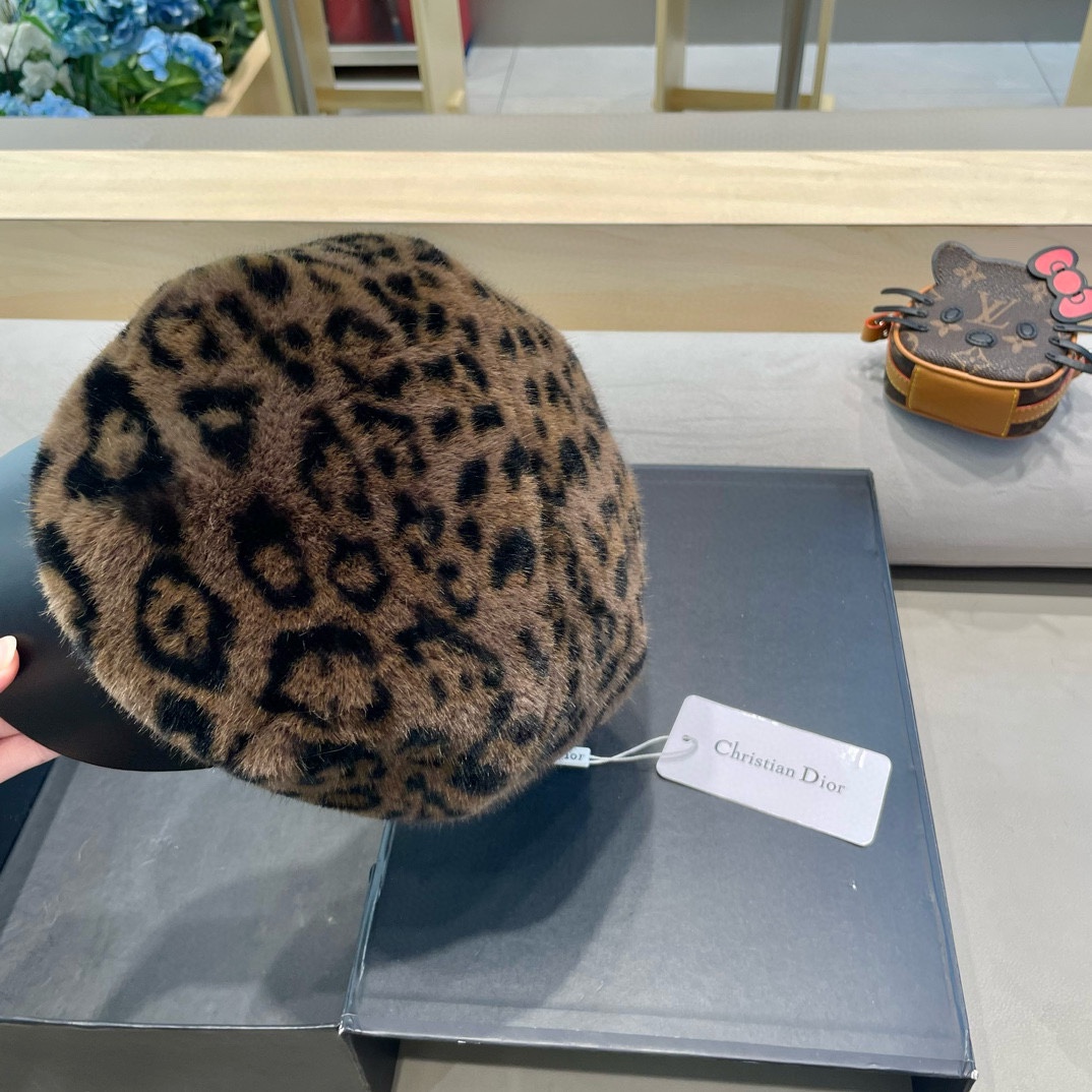 DIOR迪奥水貂毛鸭舌帽女秋冬新款韩版时尚百搭皮草帽子保暖护耳显脸小帽子