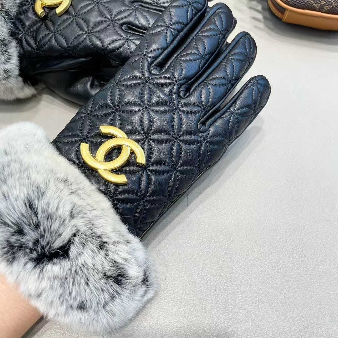 Chanel 香奈儿2024秋冬双C懒兔毛羊皮手套👍手机触屏，值得对比。。同款不同品质，秒杀市场差产品，